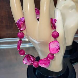 Fuchsia pink shell stretch bracelet with pink divider beads‎
